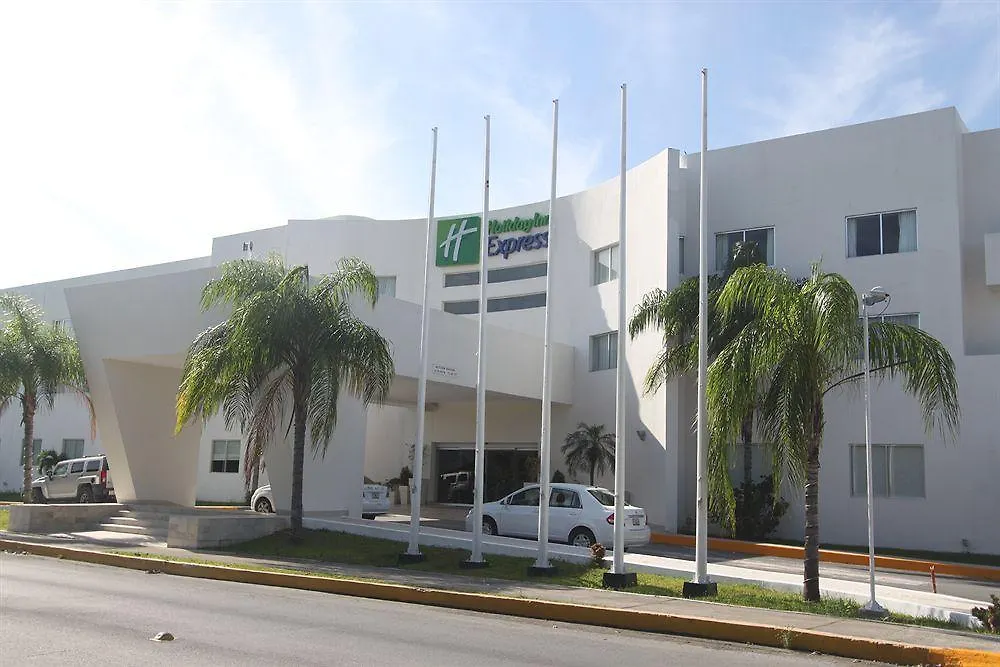 Hotel Wyndham Garden Playa Del Carmen 5*,