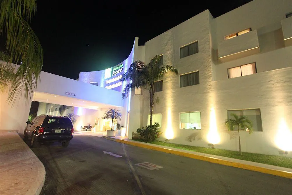 Hotel Wyndham Garden Playa Del Carmen 5*,